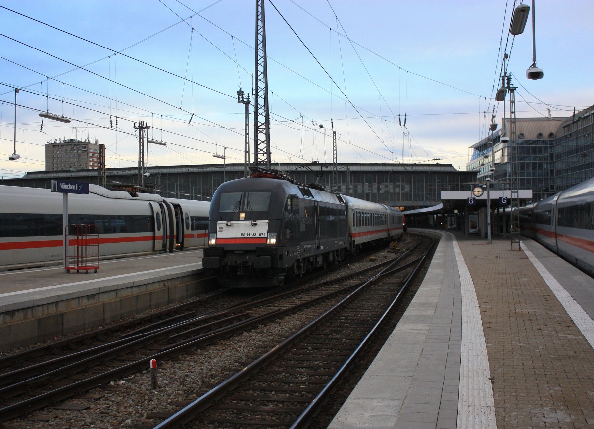 182 574 fhrt am 3. Januar 2014 aus dem Mnchner Hauptbahnhof aus.