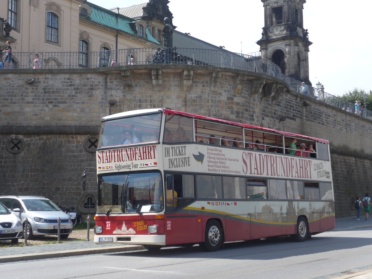 (182'903) - Stadtrundfahrt, Dresden - DD-SF 8015 - MAN (ex BVG Berlin Nr. 3717) am 8. August 2017 in Dresden, Terrassenufer