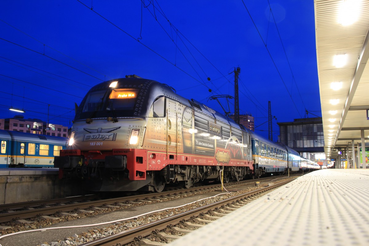 183 001 am Abend des 22. Dezember 2013 kurz vor der Abfahrt aus dem Münchner Hauptbahnhof nach Prag.