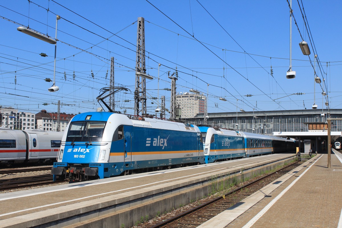 183 002 und 183 005 am 17. Juni 2013 im Vorfeld des Mnchner Haupttbahnhofes.