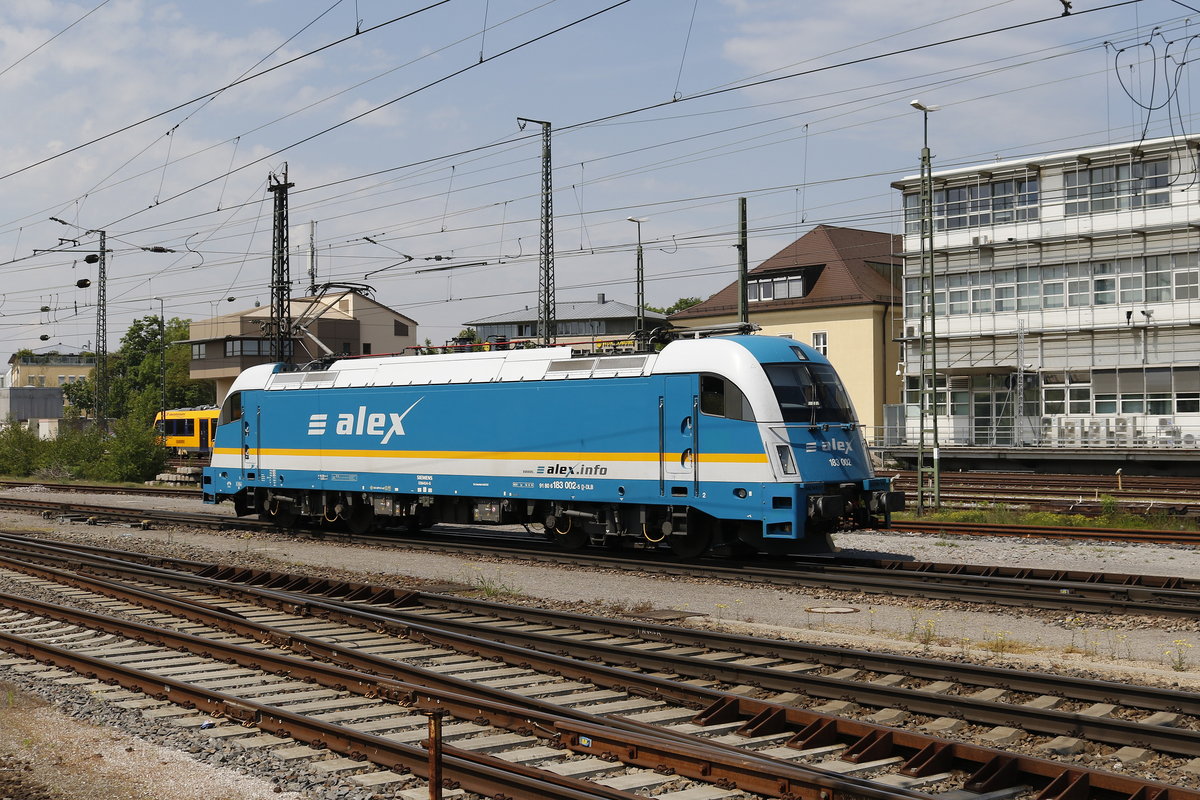 183 002 war am 19. Mai 2017 im  Regensburger Hauptbahnhof  auf dem Weg zum nchsten Einsatz.