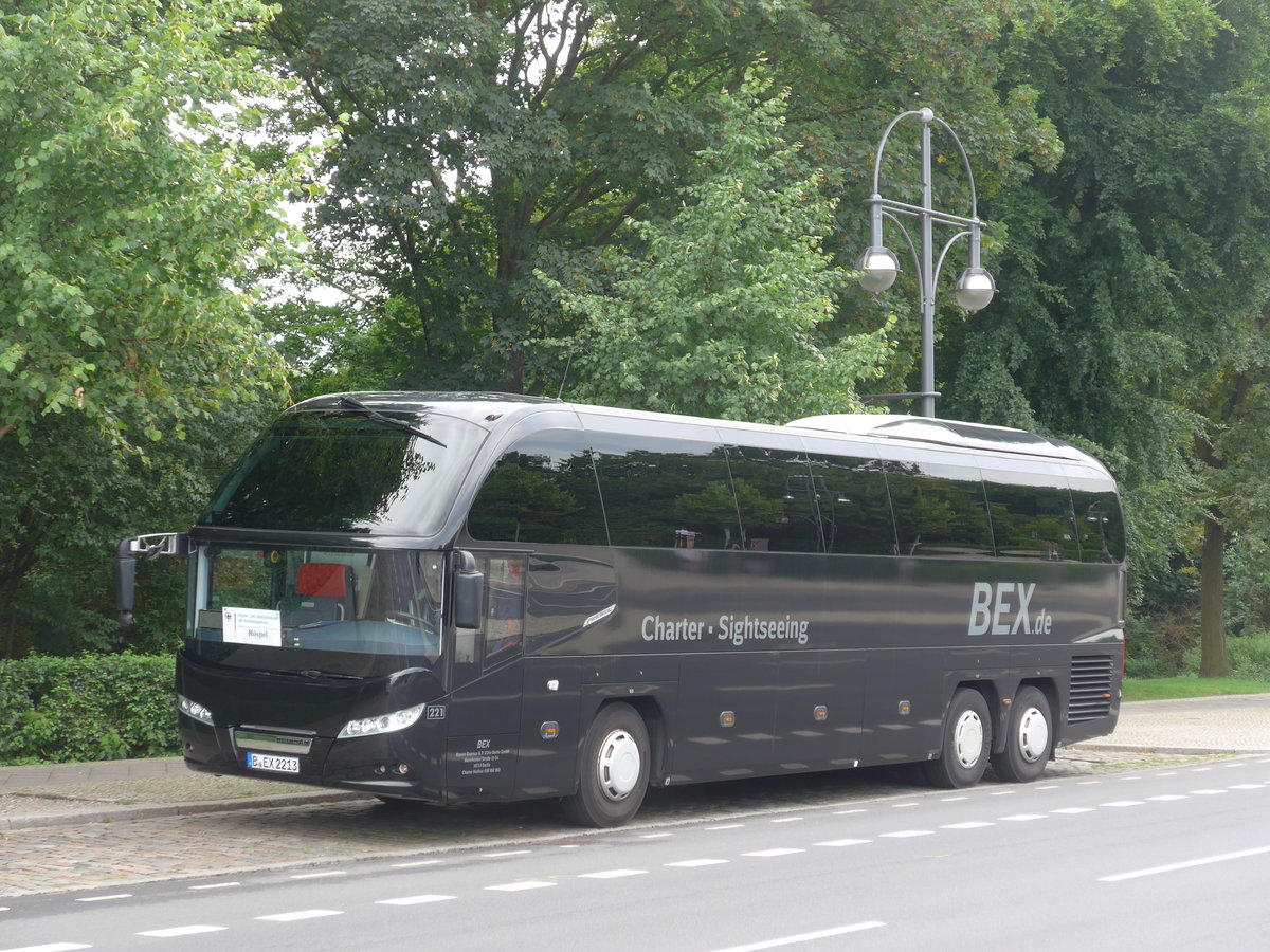 (183'283) - BEX, Berlin - Nr. 221/B-EX 2213 - Neoplan am 10. August 2017 in Berlin, Brandenburger Tor