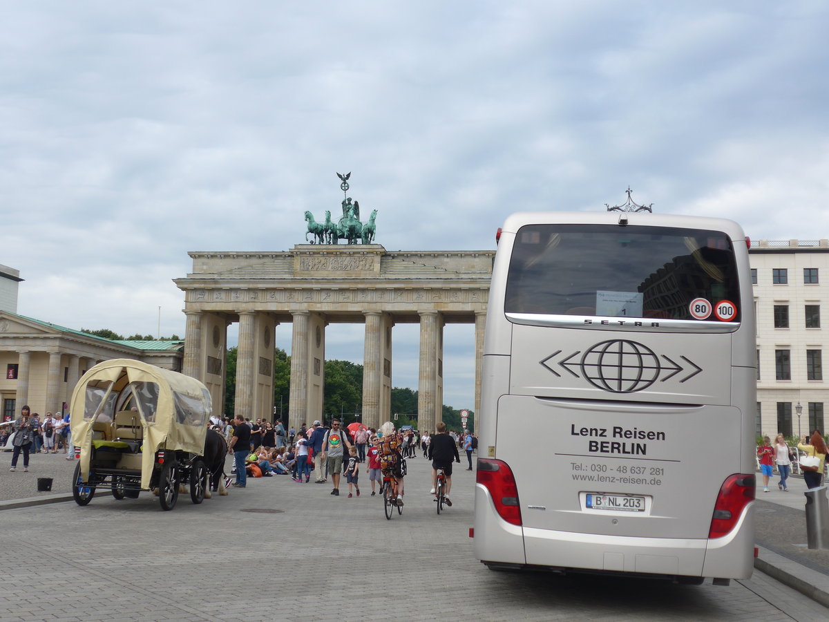 (183'297) - Lenz, Berlin - B-NL 203 - Setra am 10. August 2017 in Berlin, Brandenburger Tor