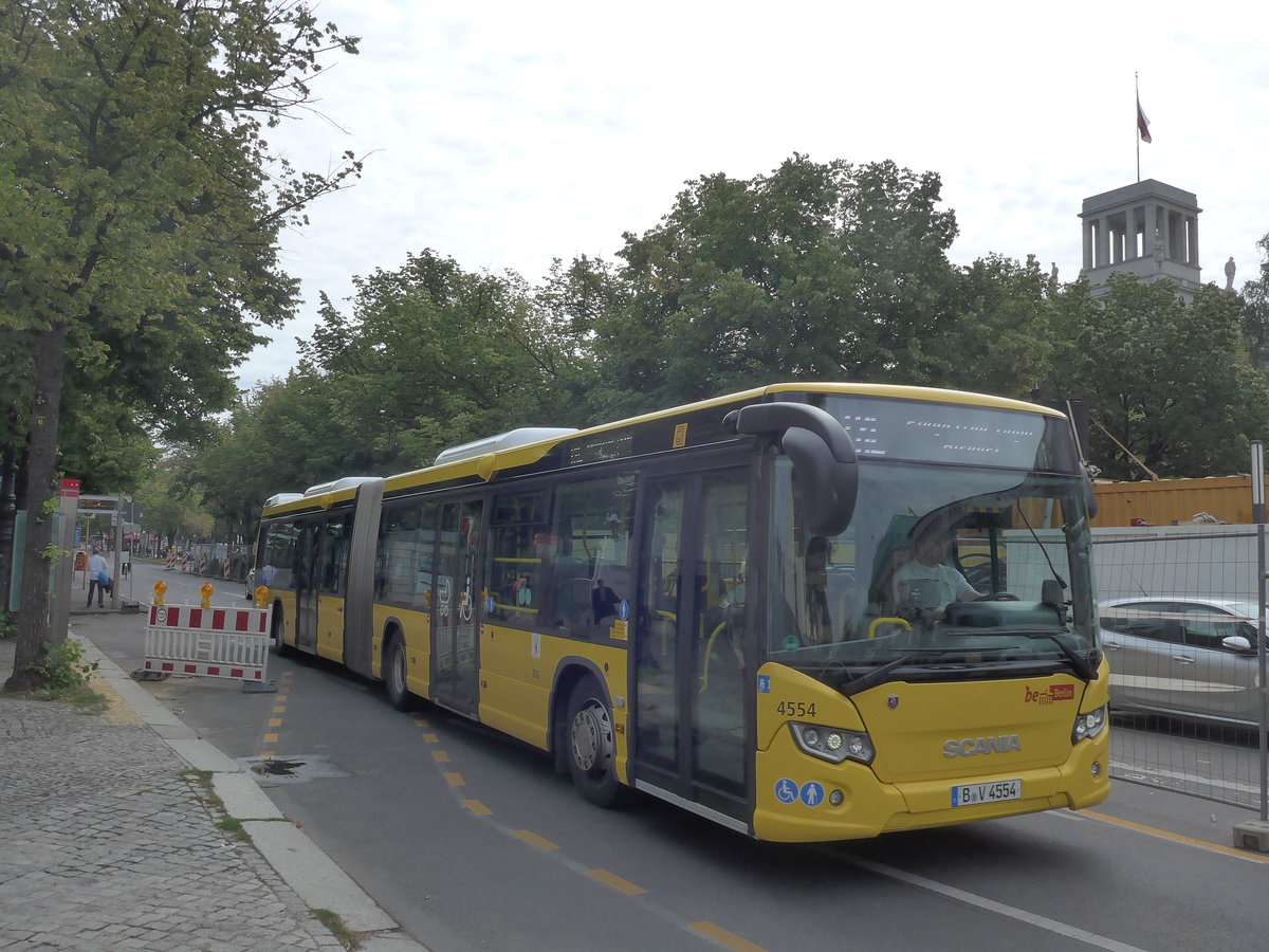 (183'299) - BVG Berlin - Nr. 4554/B-V 4554 - Scania am 10. August 2017 in Berlin, Brandenburger Tor