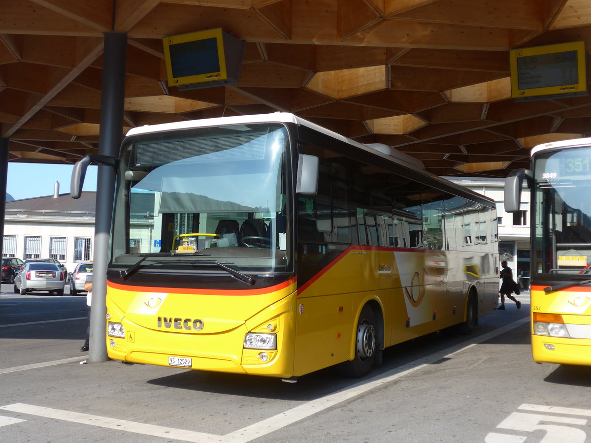 (184'131) - Mabillard, Lens - VS 12'529 - Iveco am 25. August 2017 beim Bahnhof Sion