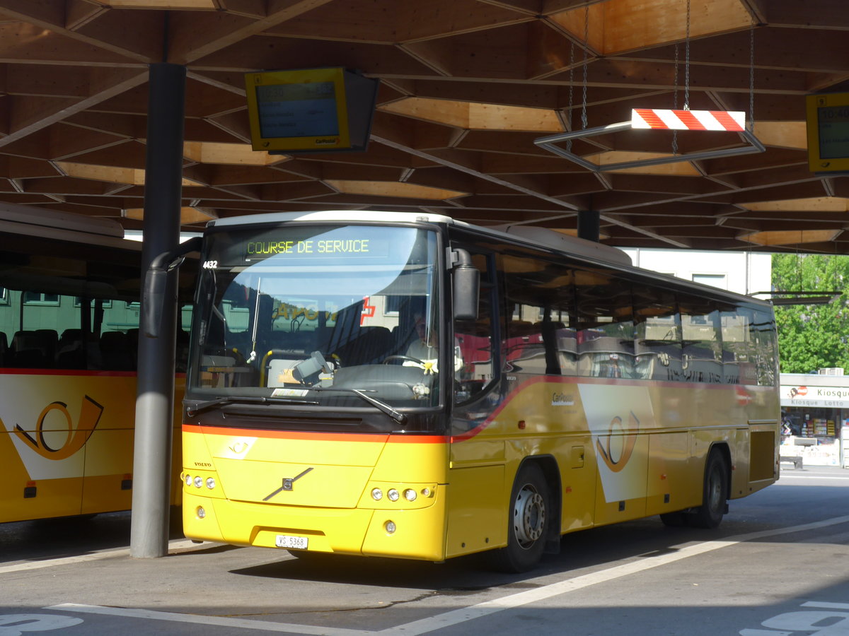 (184'135) - Lathion, Sion - Nr. 14/VS 5368 - Volvo am 25. August 2017 beim Bahnhof Sion