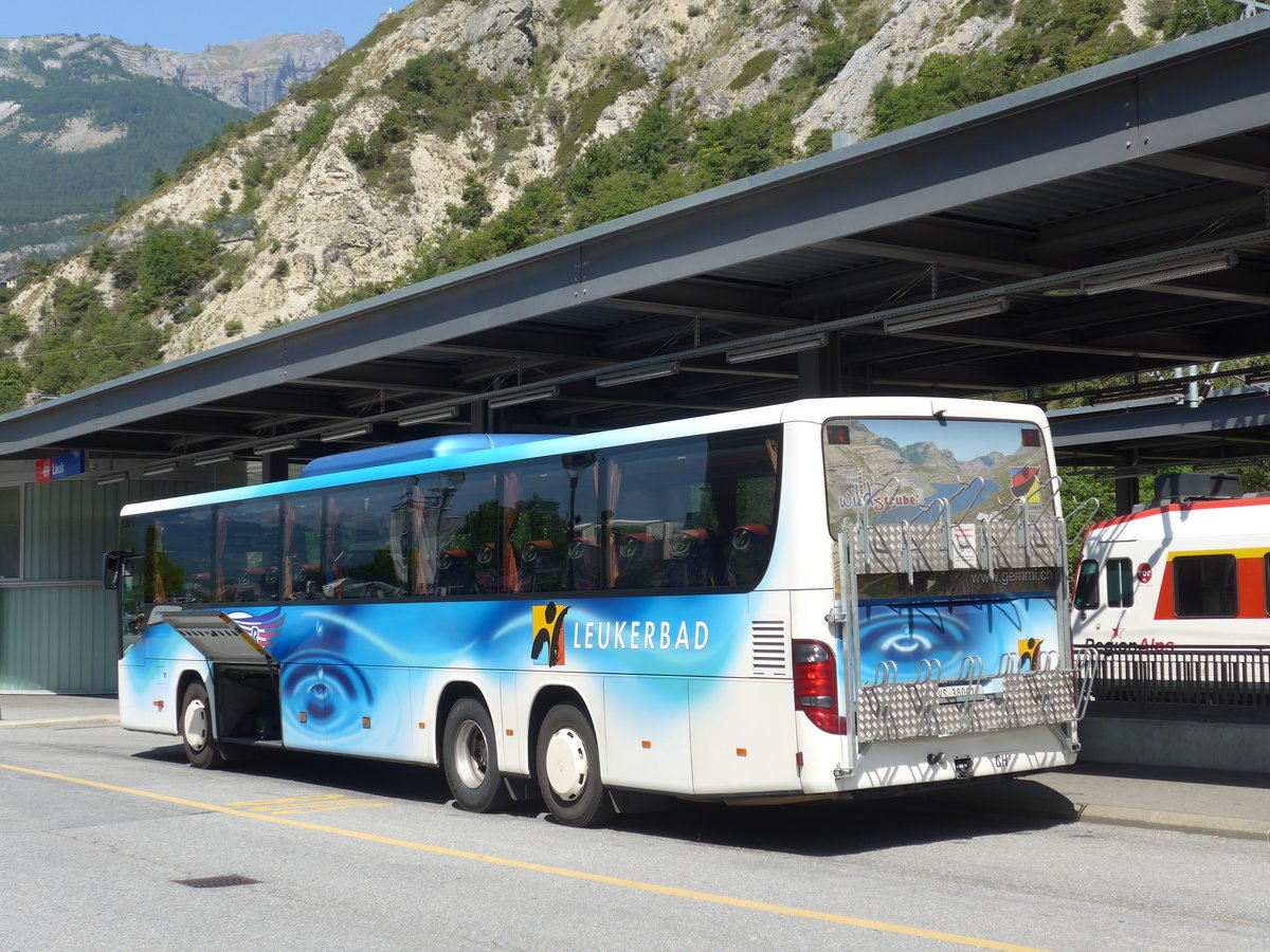 (184'190) - LLB Susten - Nr. 1/VS 38'001 - Setra am 25. August 2017 beim Bahnhof Leuk