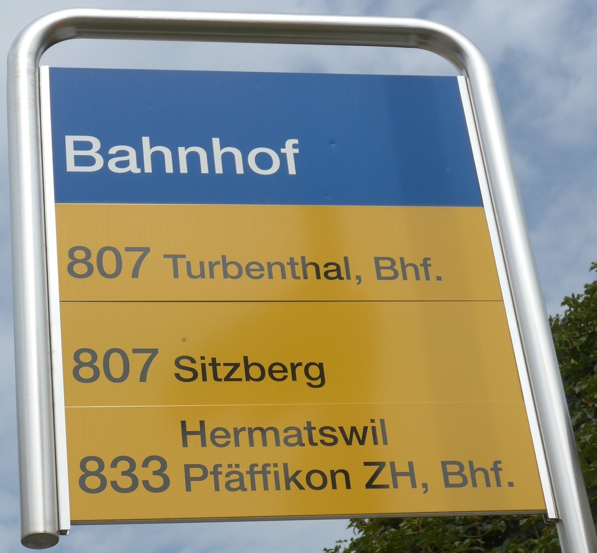 (184'530) - ZVV/PostAuto-Haltestellenschild - Wila, Bahnhof - am 27. August 2017