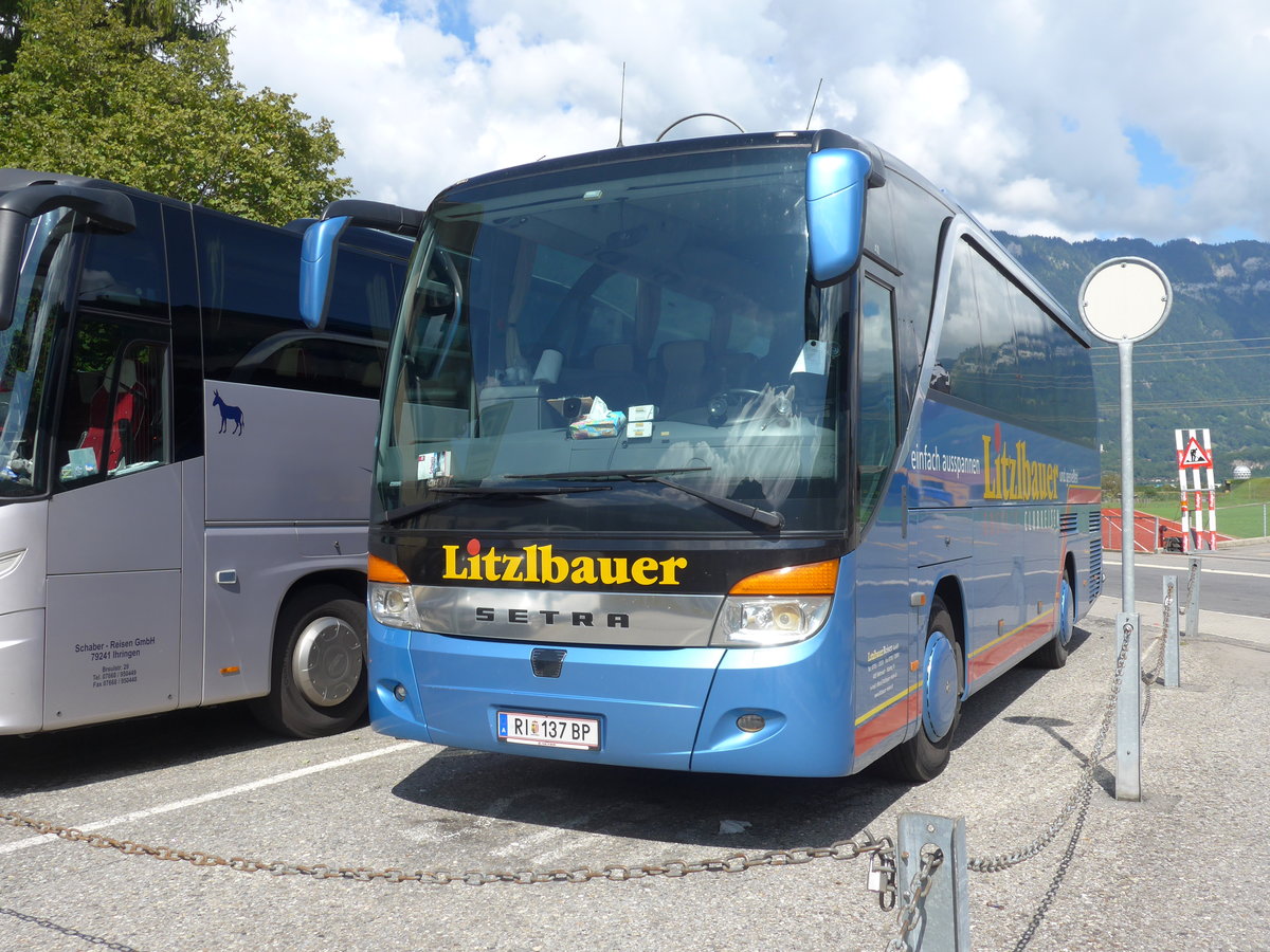 (184'568) - Aus Oesterreich: Litzlbauer, Mettmach - RI 137 BP - Setra am 3. September 2017 beim Bahnhof Wilderswil