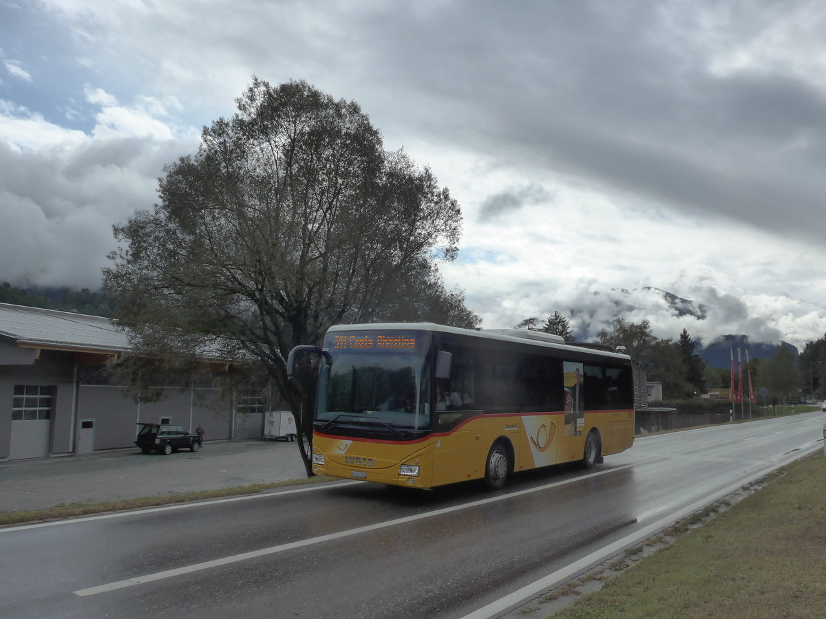 (184'813) - PostAuto Graubnden - GR 102'562 - Iveco am 16. September 2017 in Cazis, Bndner Arena