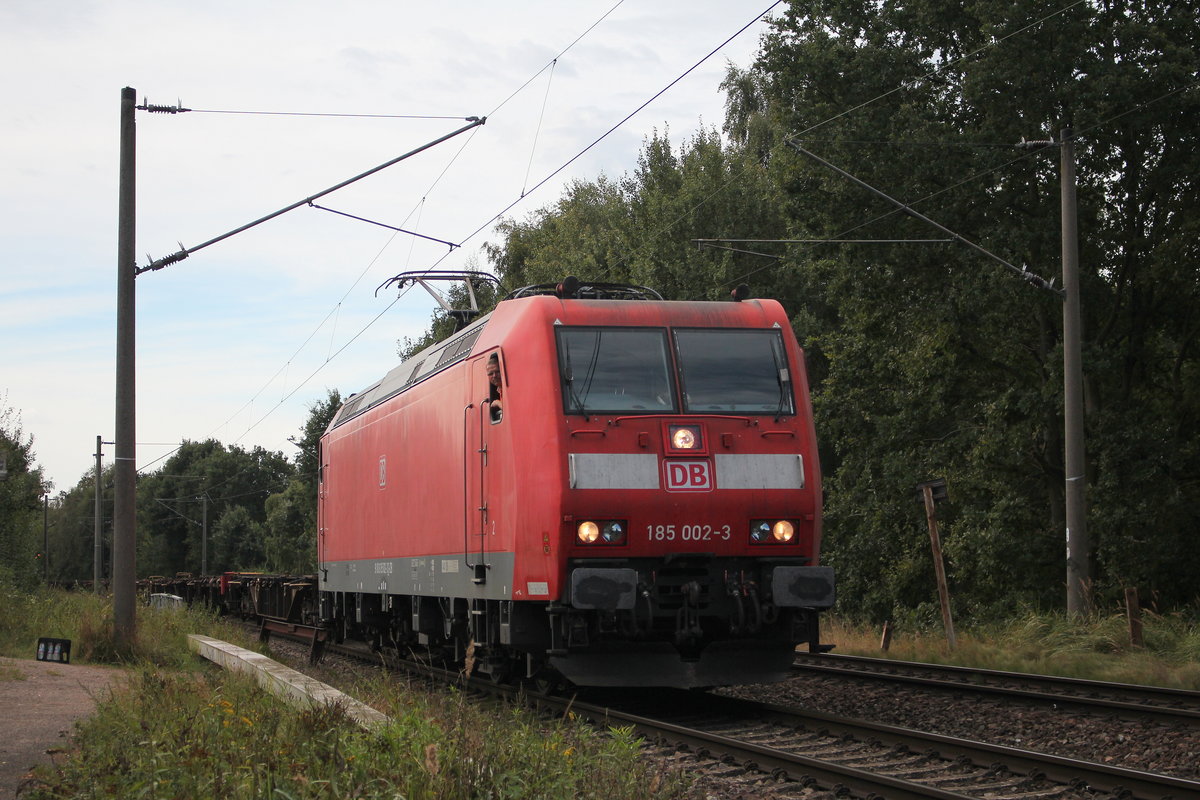 185 002-3 war am 2. September 2016 bei Hamburg-Moorburg auf dem Weg in den Hamburger Hafen.