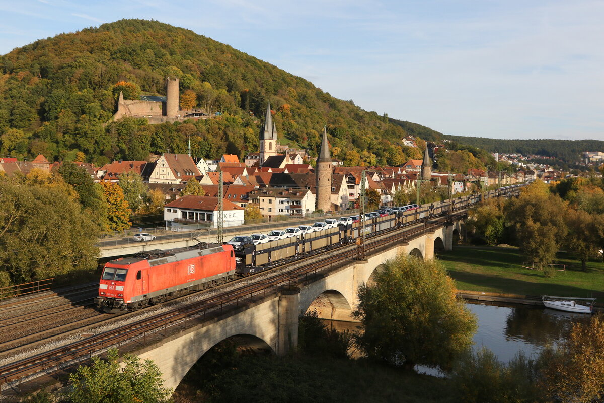 185 006 mit einem Autozug am 11. Oktober 2022 in Gemnden am Main.