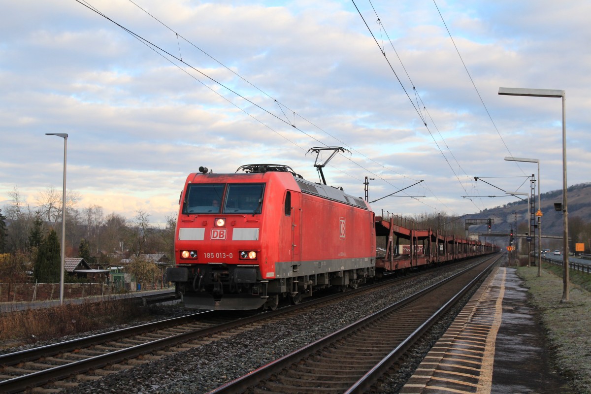 185 013-0 mit leeren Autotransportwagen am 22. Februar 2014 bei Thngersheim.