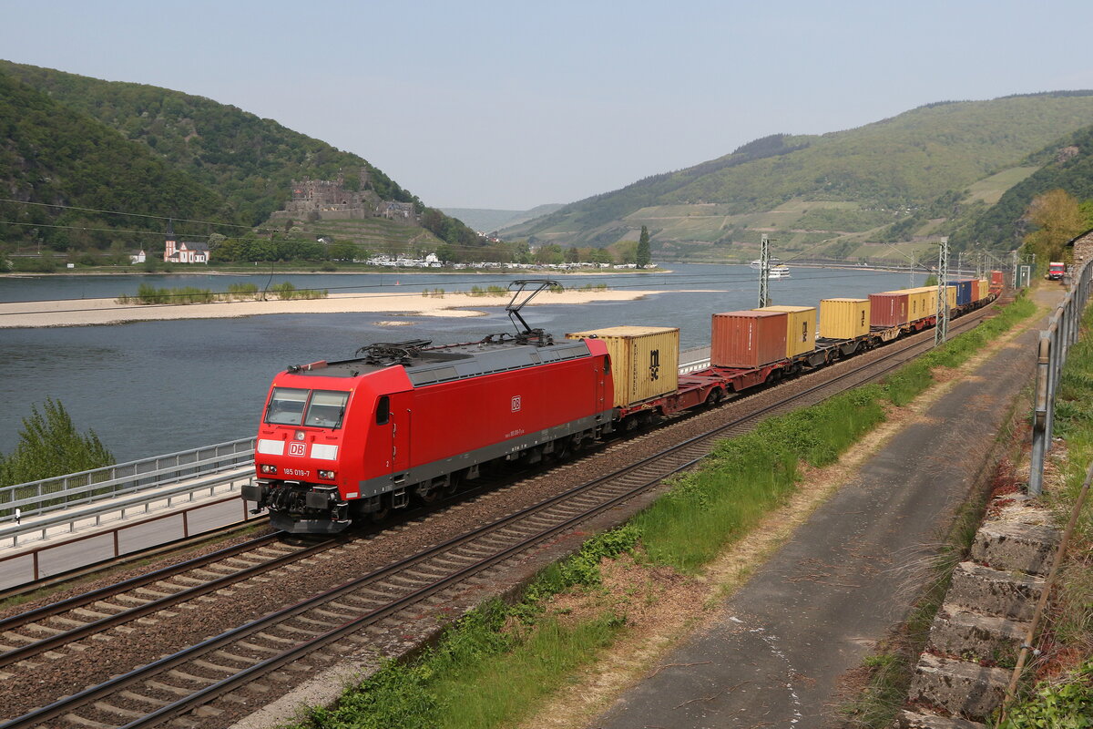 185 019 mit einem Containerzug am 3. Mai 2022 bei Assmannshausen am Rhein.