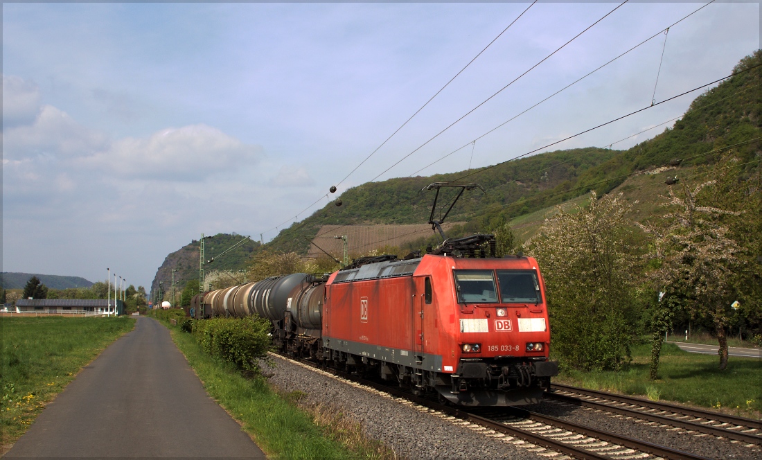 185 033 mit gemischtem Güterzug in Richtung Süden am 10.04.14 in Leutesdorf