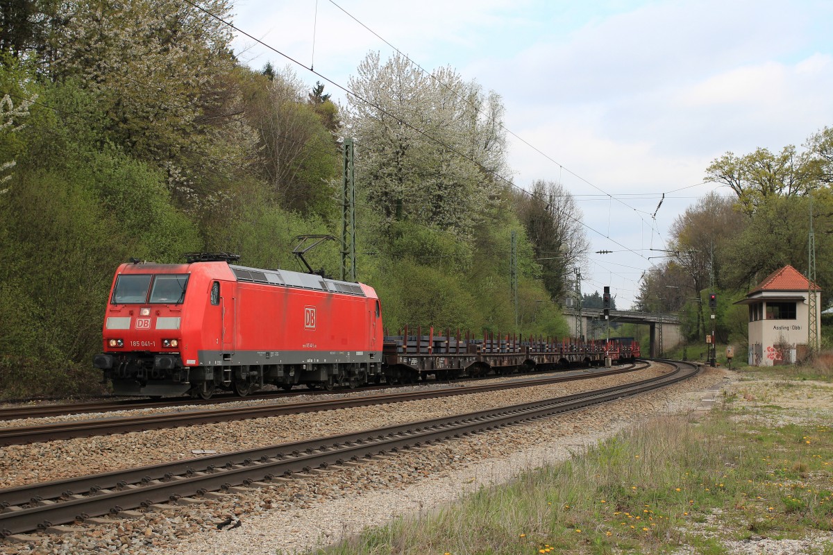 185 041-1 mit einem Stahlzug am 14. April 2014 in Assling.