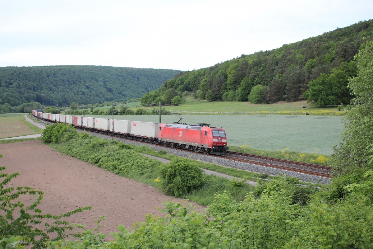 185 048-6 war am 14. Mai 2015 mit einem Containerzug bei Harrbach in Richtung Wrzburg unterwegs.