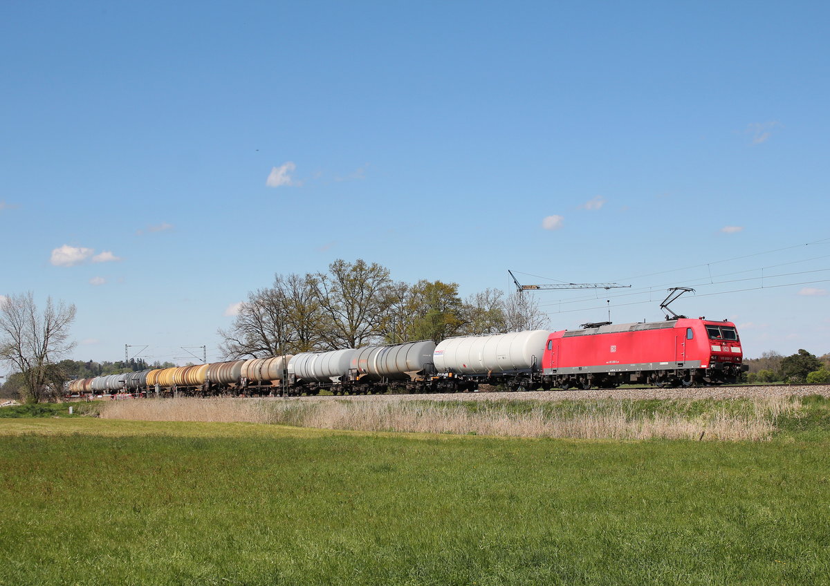 185 050-2 war am 29. April 2016 mit einem Kesselwagenzug bei Weisham auf dem Weg nach Salzburg.