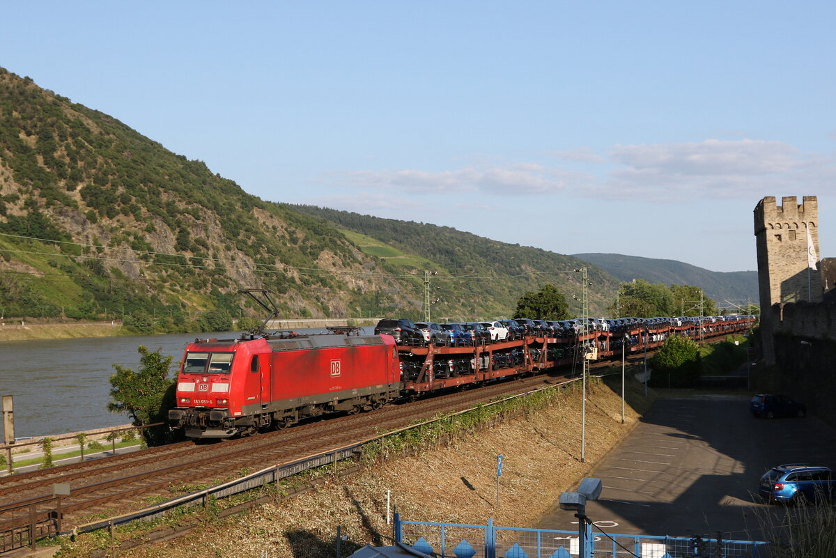 185 053 mit einem Autozug am 21. Juli 2021 bei Oberwesel.