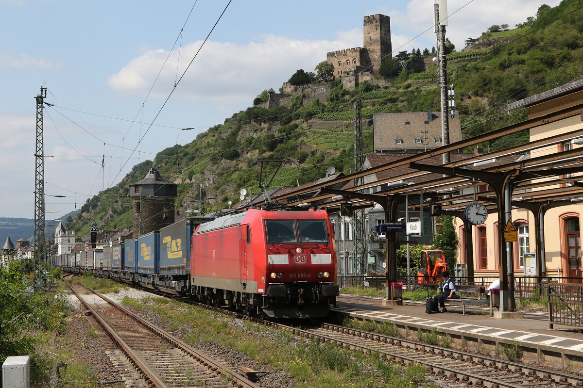 185 065 am 22. Juli 2021 bei der Durchfahrt von Kaub.