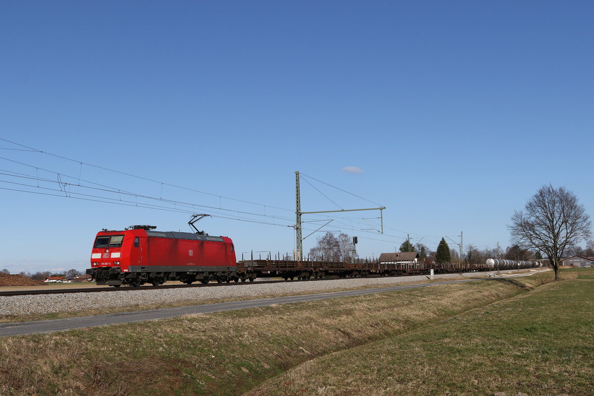 185 067 mit einem gemischten Gterzug am 1. Mrz 2020 bei bersee.