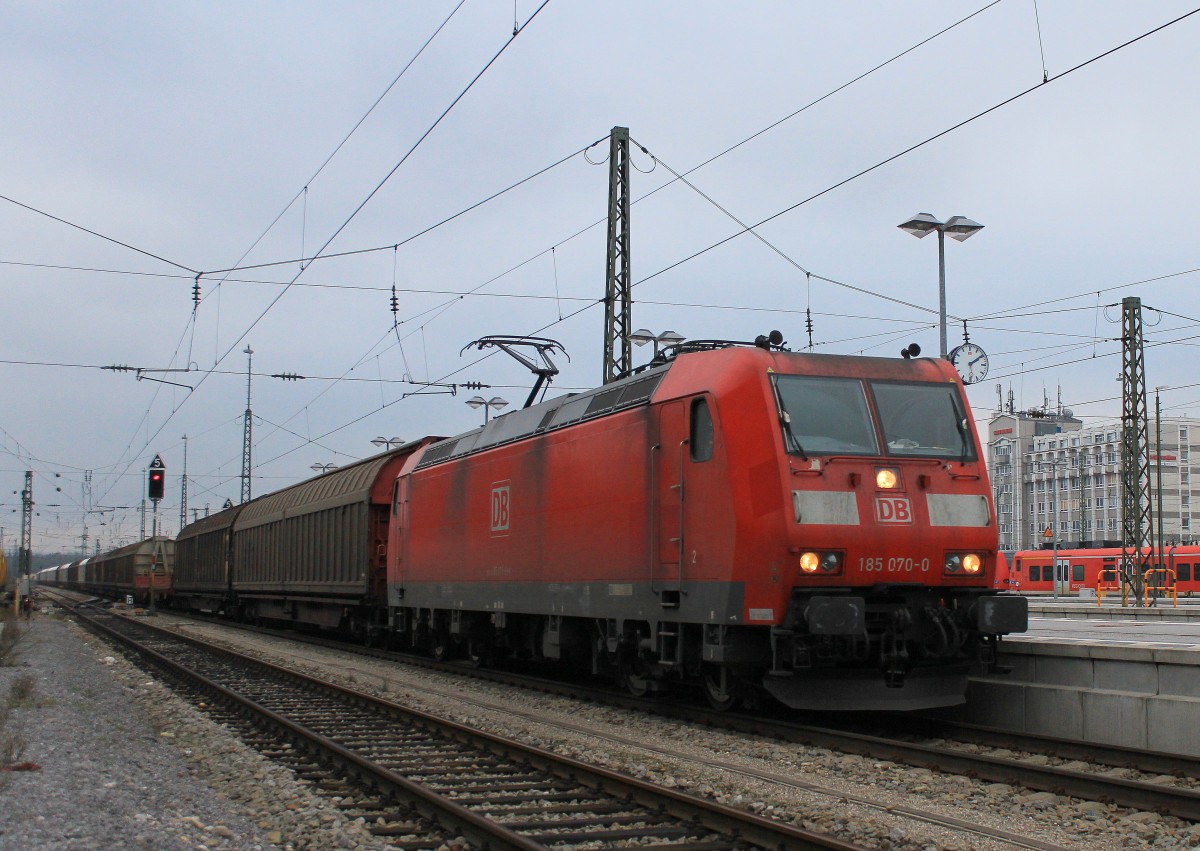 185 070-0 durchfhrt am 1. Dezember 2012 den Bahnhof von Rosenheim.