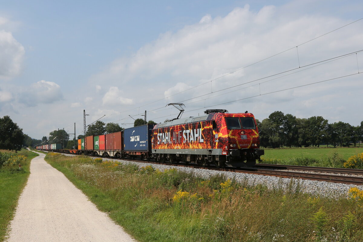 185 077  Stahl auf Stahl  mit einem Containerzug aus Mnchen kommend am 20. August 2021 bei bersee am Chiemsee.