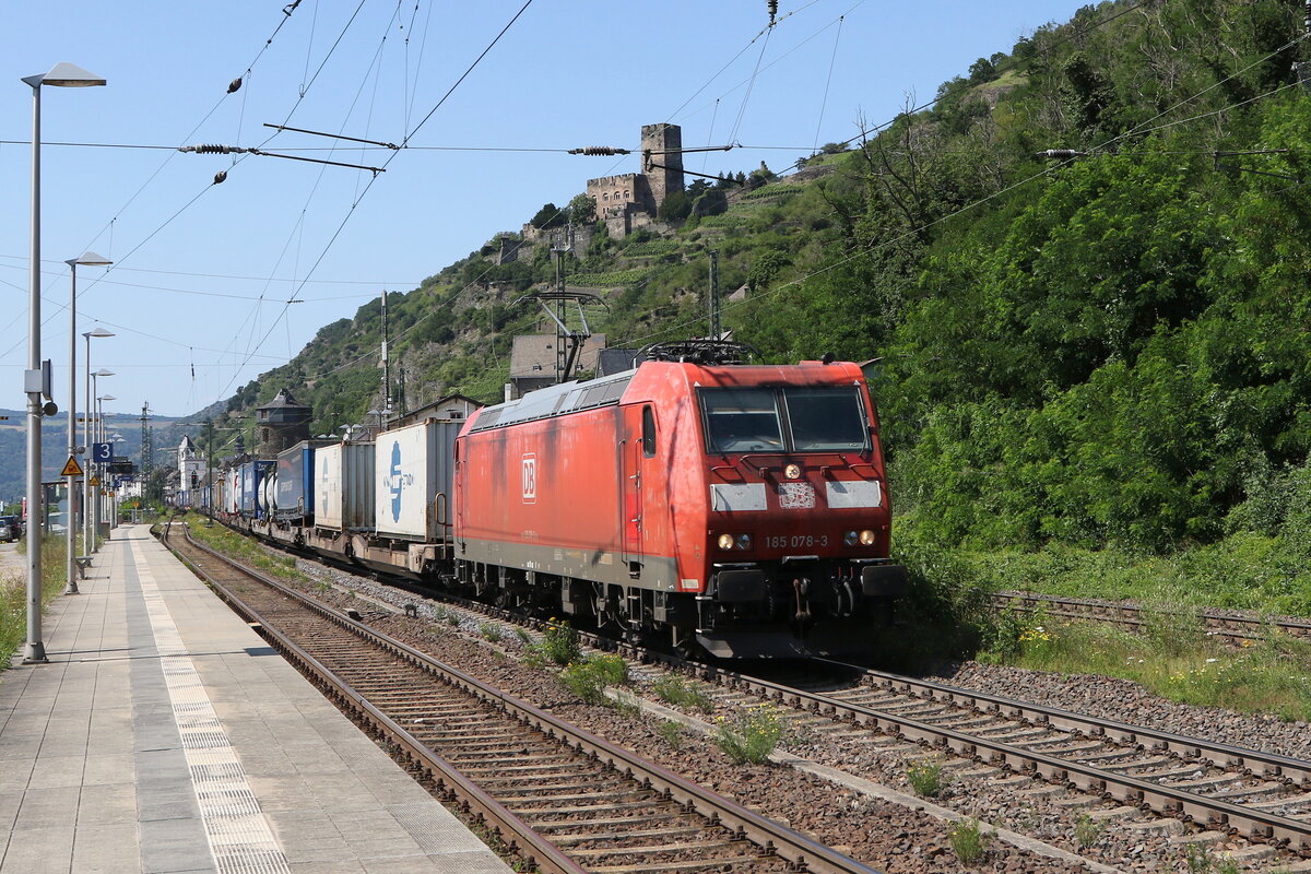 185 078 mit einem  KLV  bei der durchfahrt durch Kaub am Rhein am 21. Juli 2021.