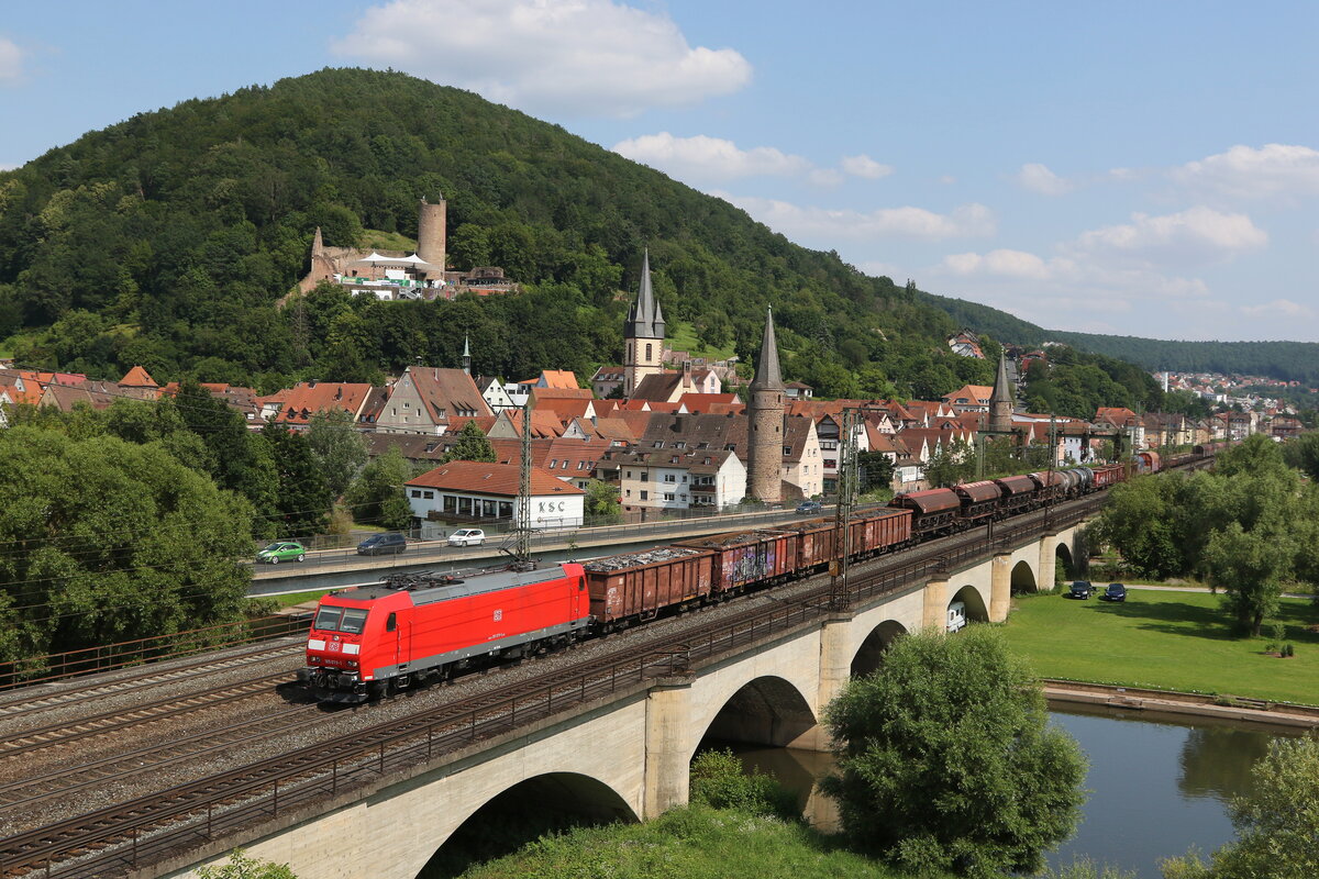 185 079 mit einem gemischten Gterzug am 23. Juli 2021 bei Gemnden.