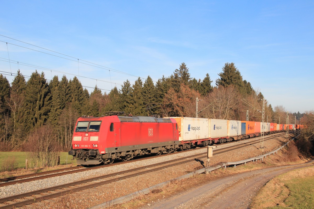 185 082-5 ist uns am 21. Dezember 2013 mit einem Containerzug zwischen Bergen und bersee vor die Linse gefahren.