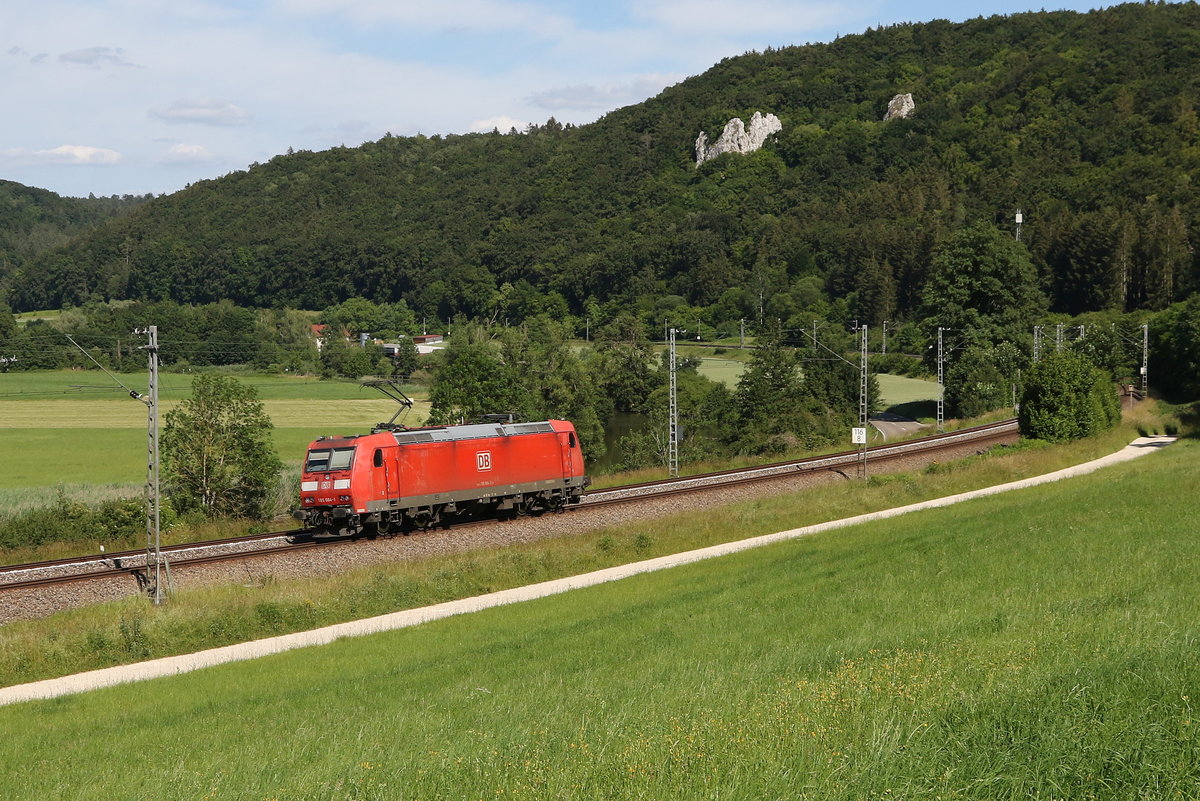 185 084 am 24. Juni 2020 bei Dollnstein im Altmhltal.