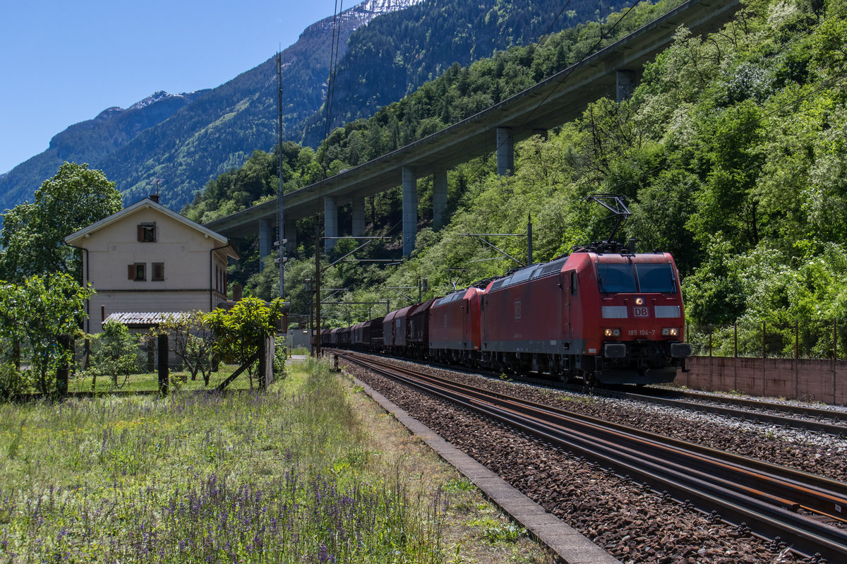 185 104 und 185 141 nordwrts fahrend am 24. Mai 2016 bei Giornico.