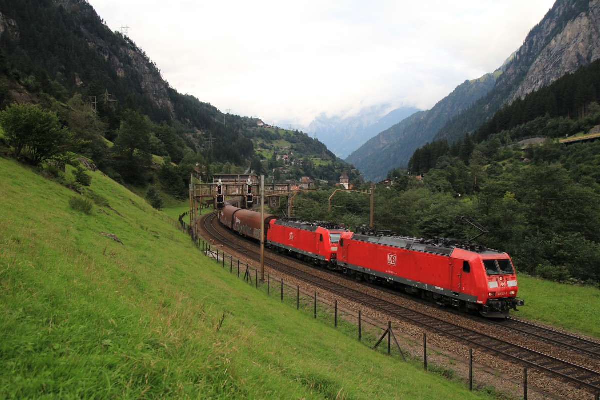 185 122-9 und 185 126-0 auf der Gotthard-Strecke bei Gurtnellen am 19. August 2014.