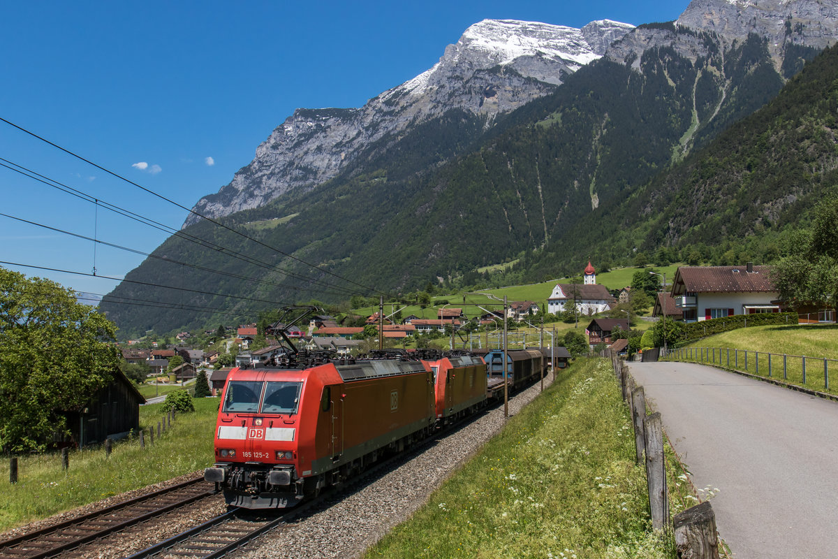 185 125 und 185 091 am 25. Mai 2016 aus Erstfeld kommend bei Silenen.