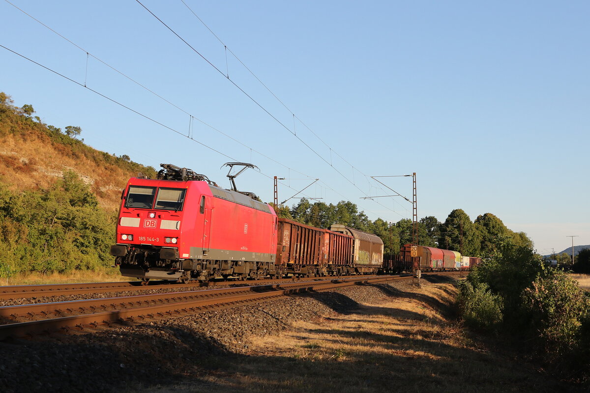 185 144 mit einem gemischten Gterzug aus Wrzburg kommend am 6. August 2022 bei Himmelstadt.