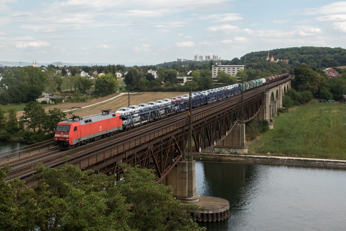 185 145-9 mit einem Autozug am 28. August 2015 auf der Mariaorter-Brcke.