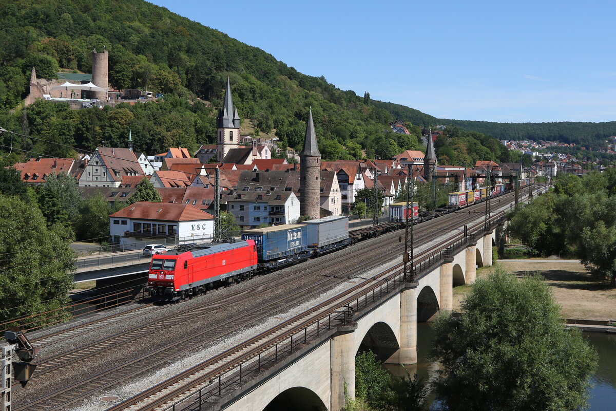 185 150 mit einem  KLV  bei der Ausfahrt aus Gemnden am Main am 6. August 2022.