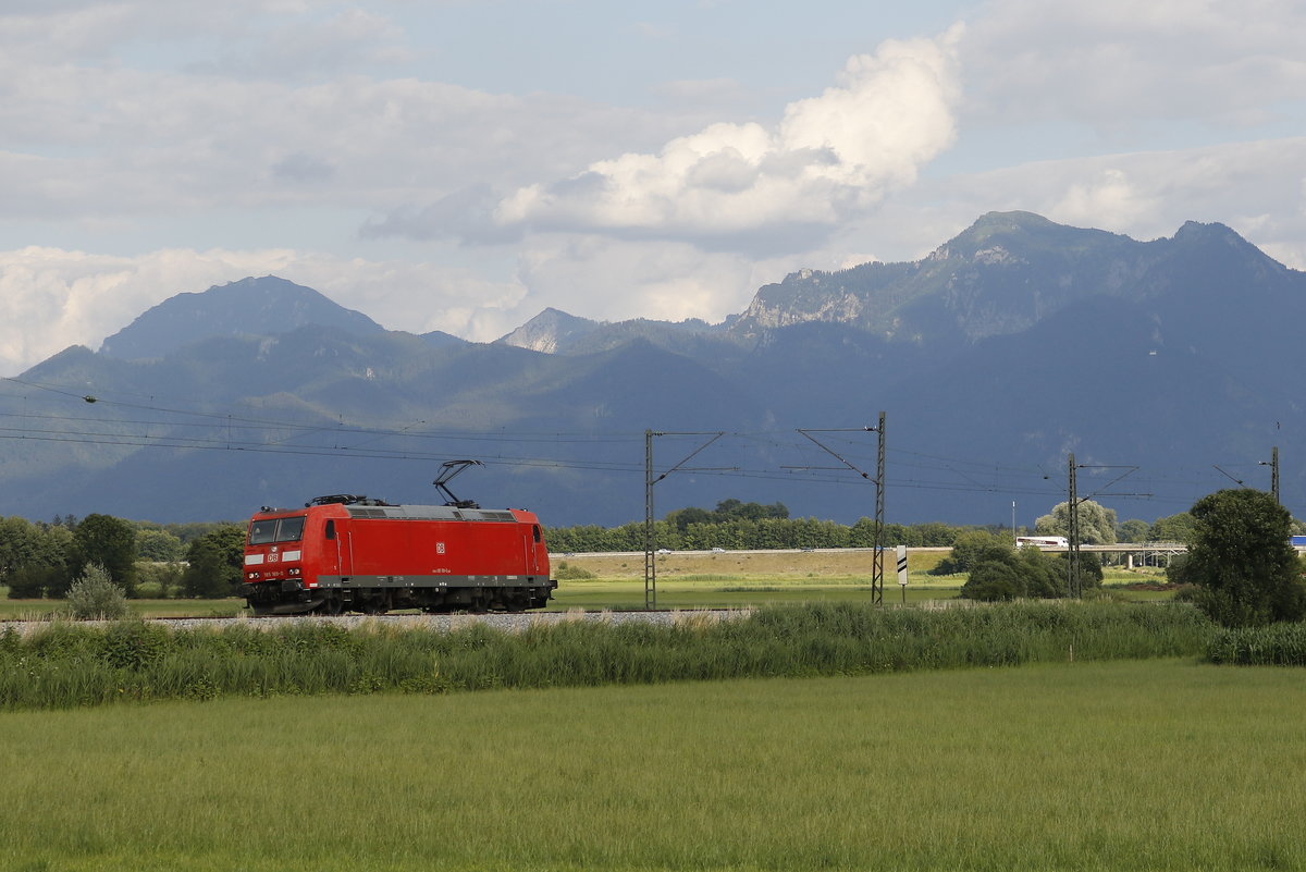 185 169 war am 26. Juni 2018 bei Weisham in Richtung Freilassing unterwegs.