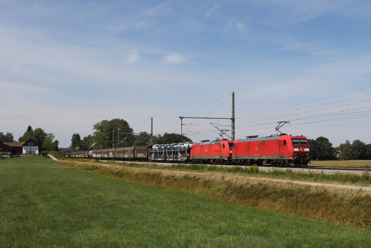 185 171 und 185 303 mit einem gemischten Gterzug aus Mnchen kommend am 17. August 2022 bei bersee am Chiemsee.