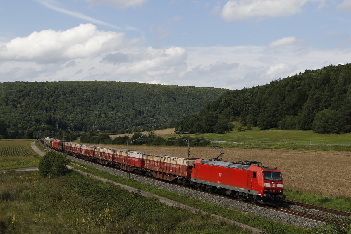 185 190-6 mit einem gemischten Gterzug aus Gemnden kommend am 18. August 2017 bei Harrbach.