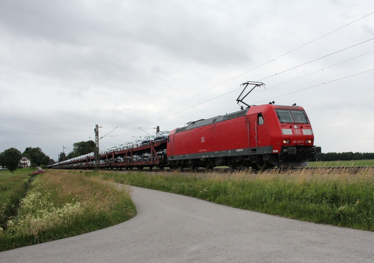 185 193-0 war mit einem Autozug am 21. Juni 2015 bei bersee in Richtung Salzburg unterwegs.