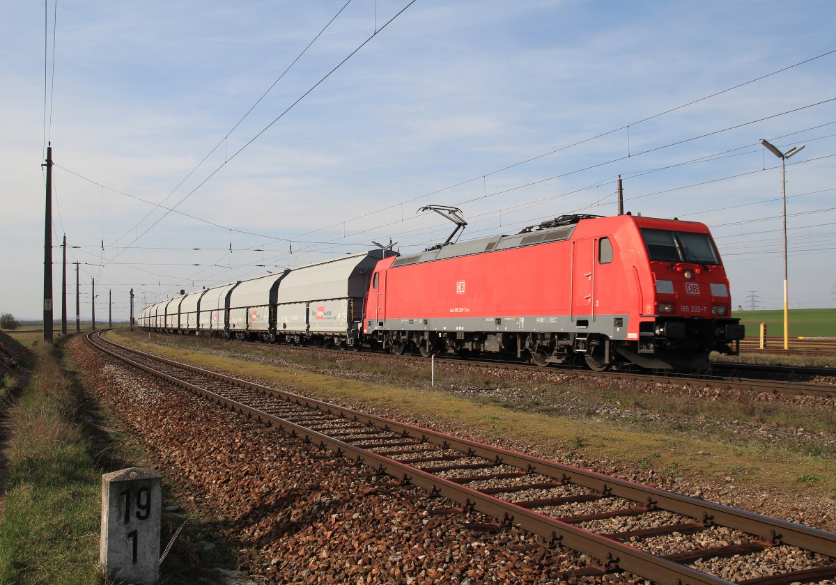 185 203-7 mit einem Ganzzug bei der Einfahrt in den Bahnhof von Gramatneusiedl am 21. Mrz 2014.