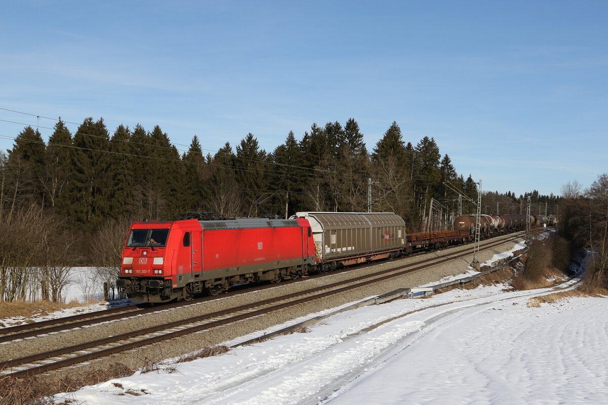 185 203 mit einem gemischten Gterzug aus Salzburg kommend am 27. Januar 2022 bei Grabensttt im Chiemgau.