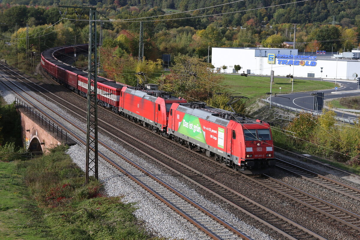 185 205  Das ist Grn  und 185 xxx bei der Einfahrt in Gemnden am Main am 11. Oktober 2022.