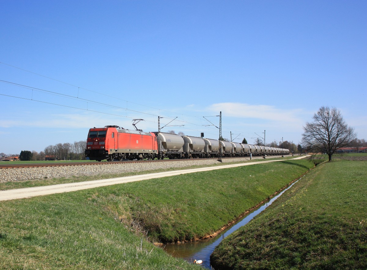 185 217-7 am 30. Mrz 2014 mit einem Ganzzug bei bersee am Chiemsee.