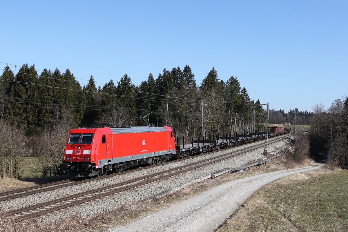 185 218 mit einem Stahlzug aus Freilassing kommend am 3. Mrz 2022 bei Grabensttt.