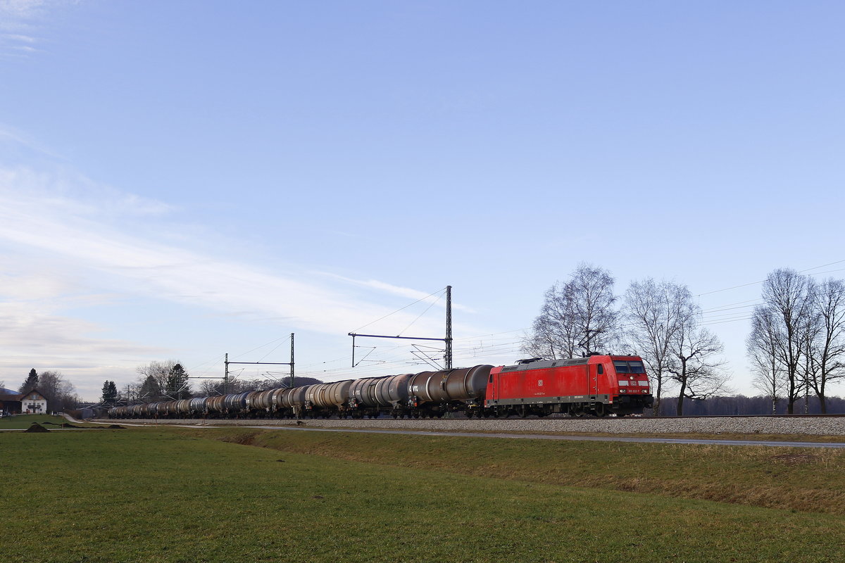 185 222 mit einem Kesselwagenzug am 28. Dezember 2018 bei bersee am Chiemsee.