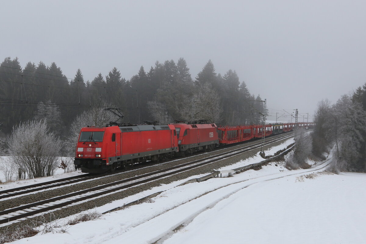 185 224 & 1016 003 mit einem leeren Autozug aus Salzburg kommend am 25. Januar 2022 bei Grabensttt.