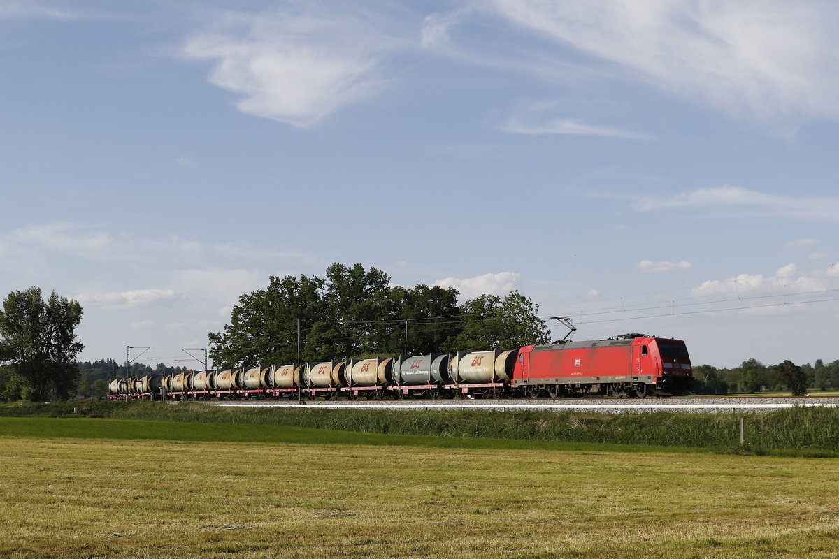 185 225 mit einem Mllzug am 8. Mai 2018 bei Bernau am Chiemsee.