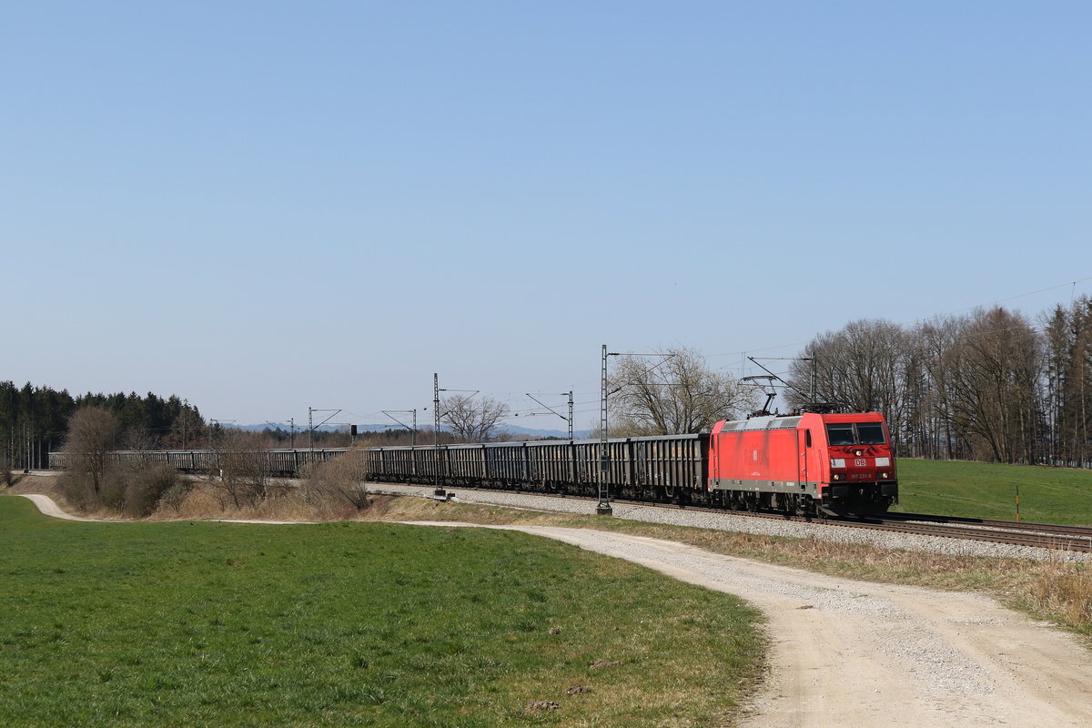 185 231 war am 19. Mrz 2020 mit dem  Aicher-Stahlzug  bei Grabenstt in Richtung Freilassing unterwegs.